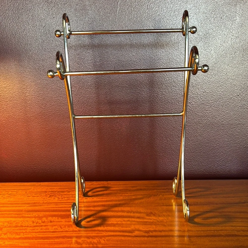 Chic Metal Towel Rack - Picture 2 of 3